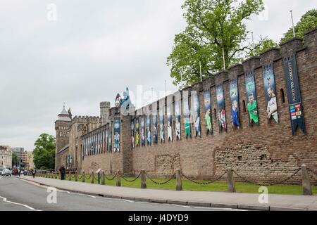 Cardiff Wales, Regno Unito, 12 maggio 2017. Il Castello di Cardiff decorato con un drago e il branding prima della finale di Champions League al National Stadium on Foto Stock