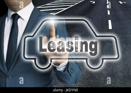 Il leasing auto il touchscreen è azionato dal concetto di uomo. Foto Stock