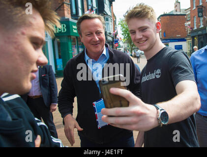 Nantwich, Regno Unito. 11 Maggio, 2017. L'ex primo ministro britannico David Cameron (C) si arresta per un selfie con un giovane uomo mentre che militano a favore del partito conservatore in Nantwich, Gran Bretagna il 11 maggio 2017. Durante la sua visita, David Cameron si è incontrato con i cittadini locali per la campagna di voti prima delle elezioni generali che saranno il 8 giugno. Credito: Xinhua/Alamy Live News Foto Stock