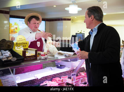 Nantwich, Regno Unito. 11 Maggio, 2017. L'ex primo ministro britannico David Cameron (R) Visite di una macelleria durante la campagna elettorale per il Partito conservatore in Nantwich, Gran Bretagna il 11 maggio 2017. Durante la sua visita, David Cameron si è incontrato con i cittadini locali per la campagna di voti prima delle elezioni generali che saranno il 8 giugno. Credito: Xinhua/Alamy Live News Foto Stock