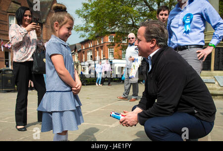 Nantwich, Regno Unito. 11 Maggio, 2017. L'ex primo ministro britannico David Cameron (R, anteriore) parla con un schoolgirl durante la campagna elettorale per il Partito conservatore in Nantwich, Gran Bretagna il 11 maggio 2017. Durante la sua visita, David Cameron si è incontrato con i cittadini locali per la campagna di voti prima delle elezioni generali che saranno il 8 giugno. Credito: Xinhua/Alamy Live News Foto Stock