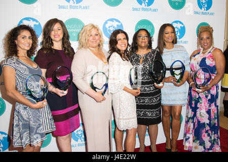 Beverly Hills, in California, Stati Uniti d'America. 11 maggio, 2017. Award Honorees carolyn becher, kelly vlaharkis-Hanks, Karla keene, jan Perry, garcelle beauvais e gayle jackson con i loro premi al quarto Annual mamma single's awards al peninsula hotel di Beverly Hills, la California il 11 maggio 2017. Credito: sheri determan/alamy live news Foto Stock