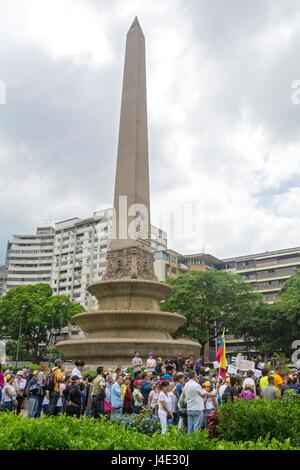 Musicisti e artisti hanno marciato in omaggio ai morti nelle proteste a Caracas. Venezuela. Obelisco della Francia quadrato di Altamira Maggio,7,2017 Foto Stock