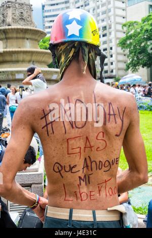 Un giovane uomo ha scritto sulla sua schiena ... "Non vi è un gas che soffoca la mia libertà". Sotto il motto "il nostro scudo è la Costituzione", o anche chiamato 'Marco di scudi', dimostranti ha iniziato a concentrarsi in diverse parti della città per raggiungere la Corte Suprema di Giustizia (TSJ). Caracas, Maggio,10,2017 Foto Stock