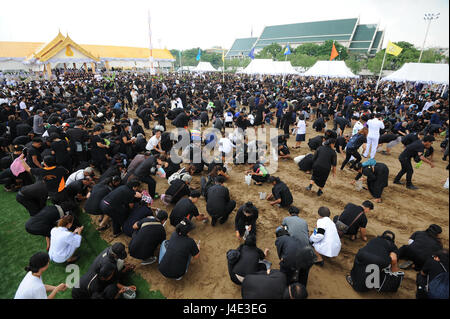 Bangkok, Tailandia. Il 12 maggio 2017. I partecipanti pick up sacro semi di riso durante il royal cerimonia di aratura a Bangkok, Thailandia, 12 maggio 2017. La manifestazione annuale segna l'inizio della coltivazione del riso stagione in Thailandia. Credito: Rachen Sageamsak/Xinhua/Alamy Live News Foto Stock