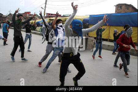 Srinagar Kashmir. Il 12 maggio 2017. Manifestanti del Kashmir gridare slogan. Scontri scoppiati tra dimostranti e forze di sicurezza in downtown area Nowhatta di Srinagar. Gruppi di giovani si concedeva sloganeering e pietra- della concia a forze di sicurezza indiane subito dopo Venerdì preghiere congregazionale. Secondo la relazione, 102 civili disarmati sono stati uccisi in 135 giorni di disordini che è stato scatenato dalla uccisione di luglio 8 di Hizbul Mujahideen comandante Burhan Wani dalle forze armate. Credito: sofi suhail/Alamy Live News Foto Stock