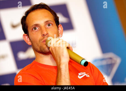 Shanghai, Cina. Il 12 maggio 2017. Pole Vault detentore del record mondiale di Renaud Lavillenie di Francia risponde alle domande durante la conferenza stampa di 2017 IAAF Diamond League a Shanghai in Cina orientale, 12 maggio 2017. Credito: Wang Lili/Xinhua/Alamy Live News Foto Stock