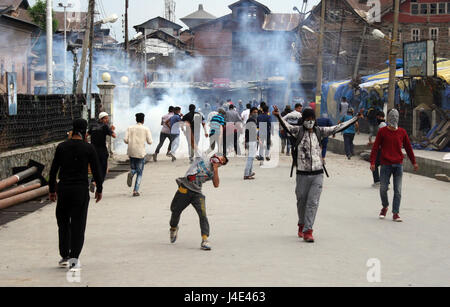 Srinagar Kashmir. Il 12 maggio 2017. Manifestante kashmir getta mattoni. Scontri scoppiati tra dimostranti e forze di sicurezza in downtown area Nowhatta di Srinagar. Gruppi di giovani si concedeva sloganeering e pietra- della concia a forze di sicurezza indiane subito dopo Venerdì preghiere congregazionale. Secondo la relazione, 102 civili disarmati sono stati uccisi in 135 giorni di disordini che è stato scatenato dalla uccisione di luglio 8 di Hizbul Mujahideen comandante Burhan Wani dalle forze armate. Credito: sofi suhail/Alamy Live News Foto Stock