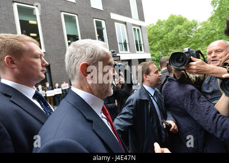 Chatham House di Londra, Regno Unito. Il 12 maggio 2017. Jeremy Corbyn leader dell opposizione che arrivano a Chatham House a Londra per parlare di lavoro di difesa e priorità di politica estera. Credito: Matteo Chattle/Alamy Live News Foto Stock