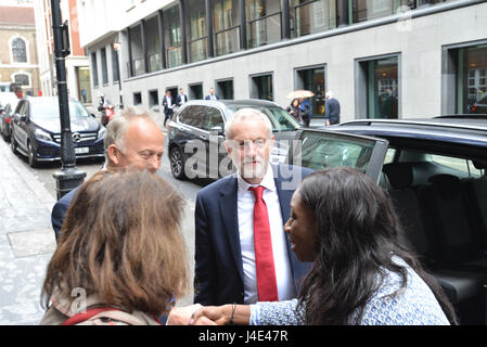 Chatham House di Londra, Regno Unito. Il 12 maggio 2017. Jeremy Corbyn leader dell opposizione che arrivano a Chatham House a Londra per parlare di lavoro di difesa e priorità di politica estera. Credito: Matteo Chattle/Alamy Live News Foto Stock