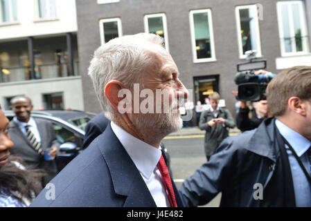 Chatham House di Londra, Regno Unito. Il 12 maggio 2017. Jeremy Corbyn leader dell opposizione che arrivano a Chatham House a Londra per parlare di lavoro di difesa e priorità di politica estera. Credito: Matteo Chattle/Alamy Live News Foto Stock