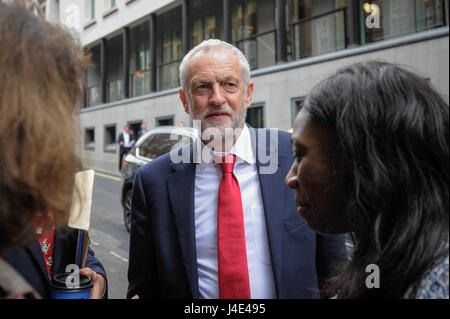 Londra, Regno Unito. Il 12 maggio 2017. Jeremy Corbyn, leader del partito laburista, arriva a Chatham House a pronunciare un discorso sul lavoro della difesa e priorità di politica estera. Credito: Stephen Chung/Alamy Live News Foto Stock