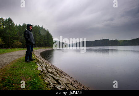 Blackburn Lancashire, Regno Unito. Il 12 maggio 2017. Tanto bisogno di docce a pioggia non scoraggiare gli escursionisti a godere di una passeggiata attorno al serbatoio Entwistle, Blackburn Lancashire. Foto di Paolo Heyes, Venerdì 12 Maggio, 2017. Credito: Paolo Heyes/Alamy Live News Foto Stock