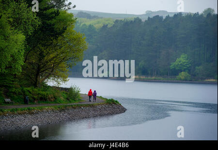 Blackburn Lancashire, Regno Unito. Il 12 maggio 2017. Tanto bisogno di docce a pioggia non scoraggiare gli escursionisti a godere di una passeggiata attorno al serbatoio Entwistle, Blackburn Lancashire. Foto di Paolo Heyes, Venerdì 12 Maggio, 2017. Credito: Paolo Heyes/Alamy Live News Foto Stock