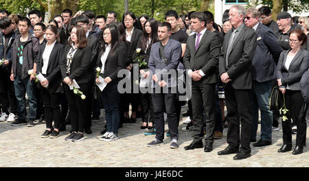 Dessau-Rosslau, Germania. Il 12 maggio 2017. Le persone che frequentano un evento commemorativo per Yangjie Li, un Cinese studente di architettura che è stata violentata e uccisa un anno fa, in Dessau-Rosslau, Germania, 12 maggio 2017. Foto: Peter Endig/dpa-Zentralbild/dpa/Alamy Live News Foto Stock