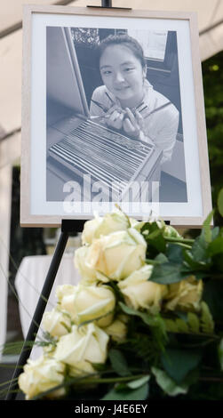 Dessau-Rosslau, Germania. Il 12 maggio 2017. Fiori prevista da una foto di Yangjie Li, un Cinese studente di architettura che è stata violentata e uccisa un anno fa, in corrispondenza di un evento commemorativo in Dessau-Rosslau, Germania, 12 maggio 2017. Foto: Peter Endig/dpa-Zentralbild/dpa/Alamy Live News Foto Stock