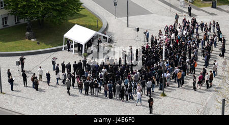 Dessau-Rosslau, Germania. Il 12 maggio 2017. Le persone che frequentano un evento commemorativo per Yangjie Li, un Cinese studente di architettura che è stata violentata e uccisa un anno fa, in Dessau-Rosslau, Germania, 12 maggio 2017. Foto: Peter Endig/dpa-Zentralbild/dpa/Alamy Live News Foto Stock