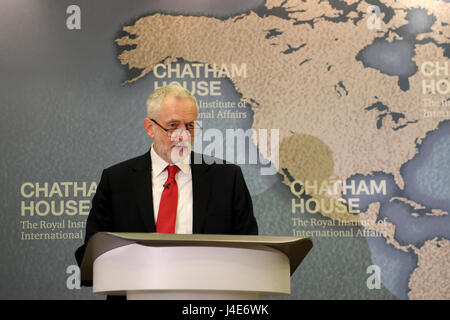 Chatham House di Londra, Regno Unito. Il 12 maggio 2017. Jeremy Corbyn, leader del partito laburista, dà un discorso sul suo partito della politica estera e di difesa a Chatham House think-tank, durante il 2017 il Regno Unito generale campagna elettorale. Credito: Dominic Dudley/Alamy Live News Foto Stock