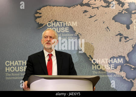 Chatham House di Londra, Regno Unito. Il 12 maggio 2017. Jeremy Corbyn, leader del partito laburista, dà un discorso sul suo partito della politica estera e di difesa a Chatham House think-tank, durante il 2017 il Regno Unito generale campagna elettorale. Credito: Dominic Dudley/Alamy Live News Foto Stock