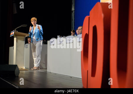 Il premier del Land Saarland Annegret Kramp-Karrenbauer (CDU) parlando ai delegati al CDU stato contraente conferenza in Neunkirchen, Germania, 12 maggio 2017. Il CDU è il voto sull'accordo di coalizione alla conferenza del partito. Foto: Oliver Dietze/dpa Foto Stock