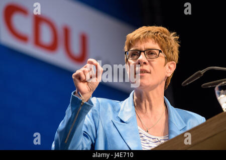 Il premier del Land Saarland Annegret Kramp-Karrenbauer (CDU) parlando ai delegati al CDU stato contraente conferenza in Neunkirchen, Germania, 12 maggio 2017. Il CDU è il voto sull'accordo di coalizione alla conferenza del partito. Foto: Oliver Dietze/dpa Foto Stock