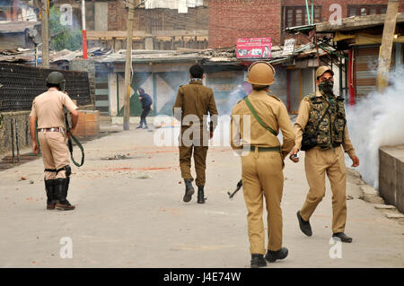 Srinagar Kashmir. Il 12 maggio 2017. Forze sparato le scatole metalliche del gas lacrimogeno, granate Stun per disperdere protesterswho in ritorno conciati pietre, innescando scontri nella zona. Credito: Arbaz Mughal Alamy/Live News Foto Stock