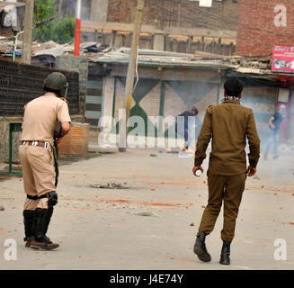 Srinagar Kashmir. Il 12 maggio 2017. Forze sparato le scatole metalliche del gas lacrimogeno, granate Stun per disperdere i manifestanti che in cambio hanno scuoiato pietre, innescando scontri nella zona. Credito: Arbaz Mughal Alamy/Live News Foto Stock