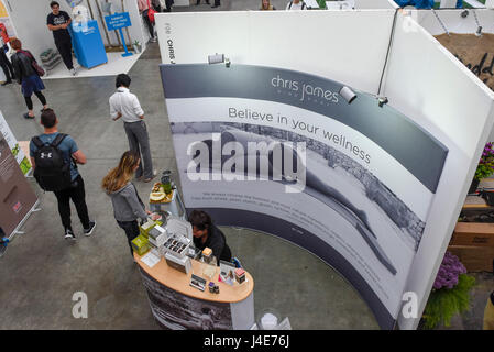 Londra, Regno Unito. Il 12 maggio 2017. Il giorno di apertura del saldo Festival presso la Old Truman Brewery nella zona est di Londra e la promozione di eventi wellness, vita sana di un esercizio. Credito: Stephen Chung / Alamy Live News Foto Stock