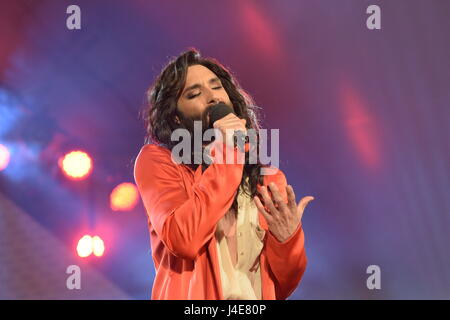 Vienna, Austria. 12 maggio 2017. Apertura della Wiener Festwochen 2017 presso la Wiener Rathausplatz Piazza del Municipio di Vienna. L'immagine mostra Conchita Wurst. Credit: Franz PERC / Alamy Live News Foto Stock