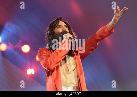 Vienna, Austria. 12 maggio 2017. Apertura della Wiener Festwochen 2017 presso la Wiener Rathausplatz Piazza del Municipio di Vienna. L'immagine mostra Conchita Wurst. Credit: Franz PERC / Alamy Live News Foto Stock