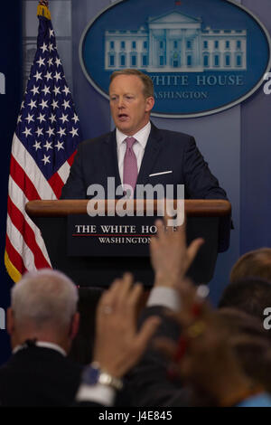 Washington DC, Stati Uniti d'America. Il 12 maggio 2017. Segretario stampa della Casa Bianca Sean Spicer risolve la pressa durante il briefing quotidiano, Venerdì, 12 maggio 2017. Credito: Michael Candelori/Alamy Live News Foto Stock