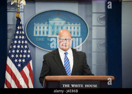 Washington, Stati Uniti d'America. Il 12 maggio 2017. Washington DC, 12 maggio 2017, USA: H.R. Mc, Master, White House National Security Advisor e segretario stampa della Casa Bianca, Sean Spicer parlare ai giornalisti alla Casa Bianca daily briefing con la stampa a Washington DC. Argomenti inclusi Presidente Trump's imminente trasferta estera e domande circa l'ex direttore dell'FBI, James Comey. Foto di Patsy Lynch/Alamy Live News Foto Stock