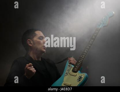 Calvia, Mallorca, Spagna. Il 12 maggio, 2017. Band britannica Placebo suona dal vivo durante il Mallorca Live Festival nell'isola spagnola di Maiorca. Credito: zixia/Alamy Live News Foto Stock