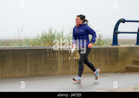 Southport, Merseyside, Regno Unito. Regno Unito Meteo.13 Maggio, 2017. Weekend di dilavamento pesante con i focolai di pioggia nel resort. La mattina presto per chi ama fare jogging e ciclisti bretella condizioni di bagnato per mantenere il loro regime di esercizio. Credito; MediaWorldImages/AlamyLiveNews. Foto Stock