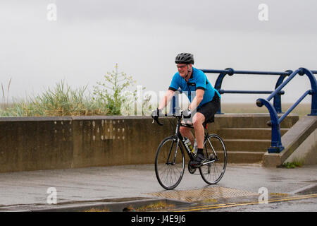 Southport, Merseyside, Regno Unito. Regno Unito Meteo.13 Maggio, 2017. Weekend di dilavamento pesante con i focolai di pioggia nel resort. La mattina presto per chi ama fare jogging e ciclisti bretella condizioni di bagnato per mantenere il loro regime di esercizio. Credito; MediaWorldImages/AlamyLiveNews. Foto Stock