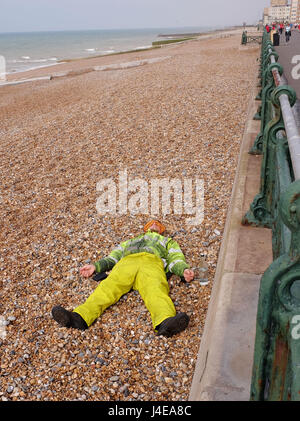 Brighton, Regno Unito. 13 Maggio, 2017. Questo chap è un inizio di mattina resto sulla spiaggia di Hove su un ottuso nuvoloso mattina . La previsione è per una miscela di sole e di docce in questo fine settimana nel sud con avvisi di una penuria di acqua a causa della mancanza di pioggia di questa primavera Credito: Simon Dack/Alamy Live News Foto Stock