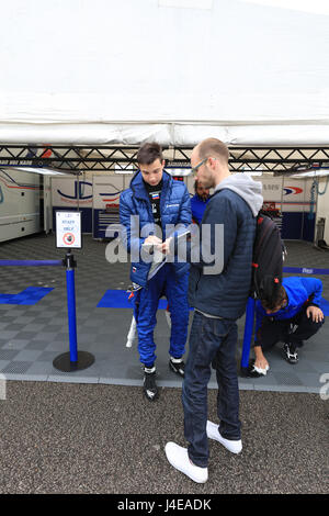Silverstone, Regno Unito. 13 Maggio, 2017. Alexander Vartanyan della JD Motorsport firma autografi per i fan e gli spettatori di credito parentesi: Raval/Alamy Live News Foto Stock