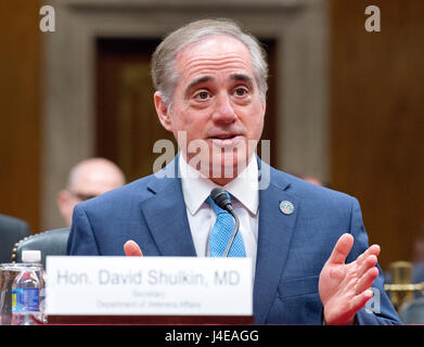 Washington, USA. 11 Maggio, 2017. Stati Uniti Segretario della Veterans Affairs David J. Shulkin, M.D., testimonia davanti al Senato degli Stati Uniti Comitato su stanziamenti sottocommissione per la costruzione militare, Veterans Affairs, e le relative agenzie sul 'onere di riduzione e aumento dell'accesso all'assistenza sanitaria: miglioramento va Community Care' sul Campidoglio di Washington, DC il giovedì 11 maggio, 2017. Credito: Ron Sachs/CNP (restrizione: NO New York o New Jersey o giornali quotidiani nel raggio di 75 miglia da New York City) - nessun filo SERVICE - foto: Ron Sachs/CNP/dpa/Alamy Live News Foto Stock