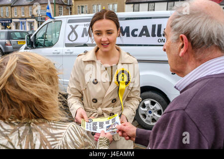 Biggar, South Lanarkshire, Regno Unito. 13 Maggio, 2017. Mairi McCallan, SNP candidato per Dumfriesshire, Cydesdale e Tweeddale (DCT) che prenderà su David Mundell (COST) nell'elezione generale BRITANNICA il 8 giugno 2017 lancia la sua campagna in Biggar, South Lanarkshire Credito: Andrew Wilson/Alamy Live News Foto Stock