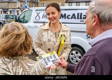 Biggar, South Lanarkshire, Regno Unito. 13 Maggio, 2017. Mairi McCallan, SNP candidato per Dumfriesshire, Cydesdale e Tweeddale (DCT) che prenderà su David Mundell (COST) nell'elezione generale BRITANNICA il 8 giugno 2017 lancia la sua campagna in Biggar, South Lanarkshire Credito: Andrew Wilson/Alamy Live News Foto Stock