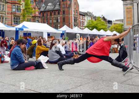 Nottingham, Regno Unito: 13 maggio 2017. Thinknotts una massa la meditazione un evento nella piazza del vecchio mercato.L'ispirazione dietro a questo evento è quello di collegare la popolazione locale con la meditazione e operatori olistici e terapeuti la pratica in Nottingham e la contea di Nottinghamshire. Credito: Ian Francesco/Alamy Live News Foto Stock