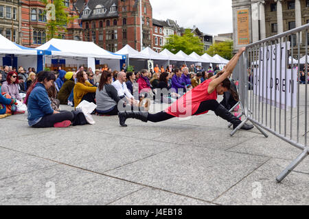 Nottingham, Regno Unito: 13 maggio 2017. Thinknotts una massa la meditazione un evento nella piazza del vecchio mercato.L'ispirazione dietro a questo evento è quello di collegare la popolazione locale con la meditazione e operatori olistici e terapeuti la pratica in Nottingham e la contea di Nottinghamshire. Credito: Ian Francesco/Alamy Live News Foto Stock