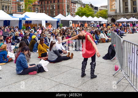 Nottingham, Regno Unito: 13 maggio 2017. Thinknotts una massa la meditazione un evento nella piazza del vecchio mercato.L'ispirazione dietro a questo evento è quello di collegare la popolazione locale con la meditazione e operatori olistici e terapeuti la pratica in Nottingham e la contea di Nottinghamshire. Credito: Ian Francesco/Alamy Live News Foto Stock