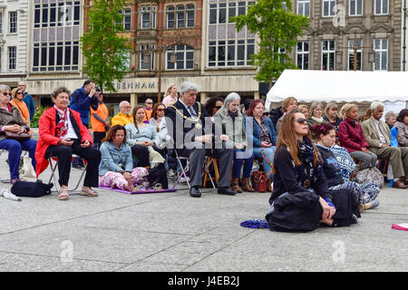 Nottingham, Regno Unito: 13 maggio 2017. Thinknotts una massa la meditazione un evento nella piazza del vecchio mercato.L'ispirazione dietro a questo evento è quello di collegare la popolazione locale con la meditazione e operatori olistici e terapeuti la pratica in Nottingham e la contea di Nottinghamshire.Il Sindaco di Nottingham meditando. Credito: Ian Francesco/Alamy Live News Foto Stock