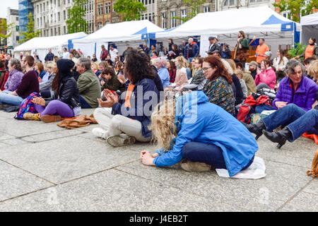 Nottingham, Regno Unito: 13 maggio 2017. Thinknotts una massa la meditazione un evento nella piazza del vecchio mercato.L'ispirazione dietro a questo evento è quello di collegare la popolazione locale con la meditazione e operatori olistici e terapeuti la pratica in Nottingham e la contea di Nottinghamshire. Credito: Ian Francesco/Alamy Live News Foto Stock