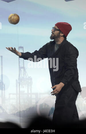 Berlino, Germania. Il 12 maggio 2017. Il rapper Samy Deluxe riceve il Premio ambientale Green Tec nella categoria 'Premio speciale musica' a Berlino (Germania), 12 maggio 2017. Foto: Jörg Carstensen/dpa/Alamy Live News Foto Stock