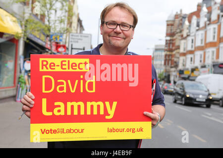 Haringey, a nord di Londra. Regno Unito il 13 maggio 2017. David Lammy MP candidato del lavoro per Tottenham nelle elezioni politiche del 8 giugno la campagna con il partito laburista gli attivisti in .Haringey Credito: Dinendra Haria/Alamy Live News Foto Stock