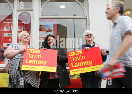 Haringey, a nord di Londra. Regno Unito il 13 maggio 2017. David Lammy MP candidato del lavoro per Tottenham nelle elezioni politiche del 8 giugno la campagna con il partito laburista gli attivisti in .Haringey Credito: Dinendra Haria/Alamy Live News Foto Stock