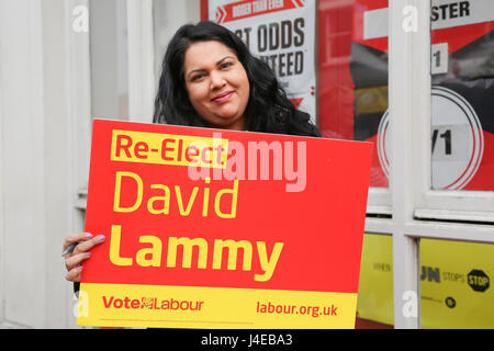 Haringey, a nord di Londra. Regno Unito il 13 maggio 2017. David Lammy MP candidato del lavoro per Tottenham nelle elezioni politiche del 8 giugno la campagna con il partito laburista gli attivisti in .Haringey Credito: Dinendra Haria/Alamy Live News Foto Stock