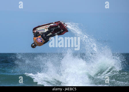 Fistral Beach;, Newquay Cornwall. 13 Maggio, 2017. Jetski riders eseguire spettacolari che sfidano la forza di gravità trucchi e acrobazie come hanno giocato nel IFWA UK. Europei e IFWA Campionati del Mondo che avrà luogo a Fistral Beach in Newquay, Cornwall. Fotografo: Gordon Scammell/Alamy Live News. Foto Stock